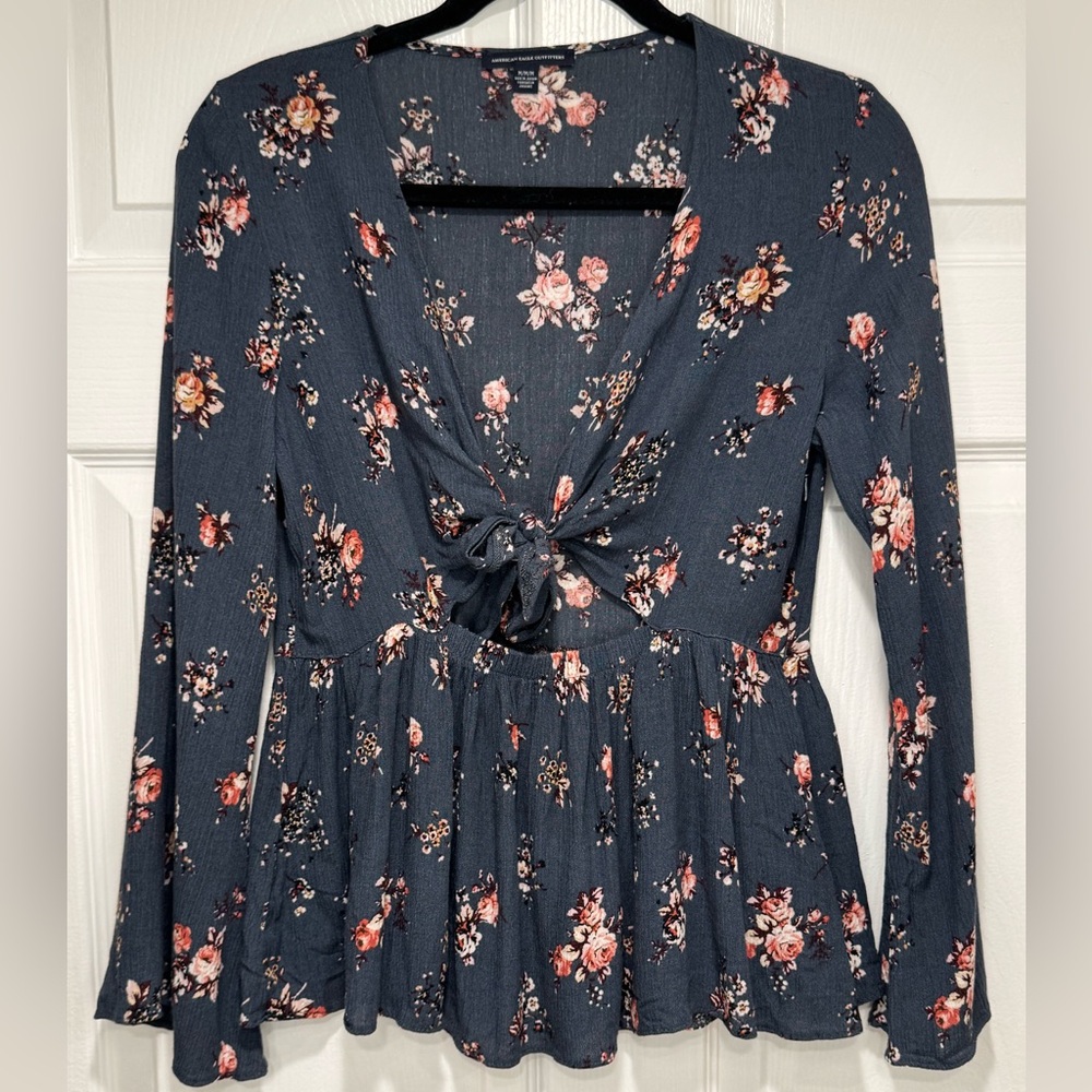 American Eagle 100% Viscose Floral Tie-Front Cutout Blouse Size M - Picture 4 of 9